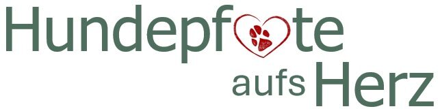 Schriftzug Hundepfote aufs Herz in Olivgrün mit einem roten Herz samt Hundepfote anstelle des O (c) Foto Hundepfote aufs Herz